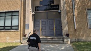 WJSN officer in front of Congregation Beth Jehudah